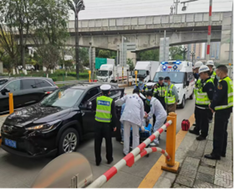 暖心救助显担当 快速处置保畅通 ——成绵高速新都收费站成功处置驾驶员突发身体不适事件