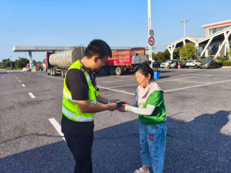 拾金不昧暖旅途 真诚服务显担当 —成绵运管公司罗江金山服务区暖心归还司乘遗失手机